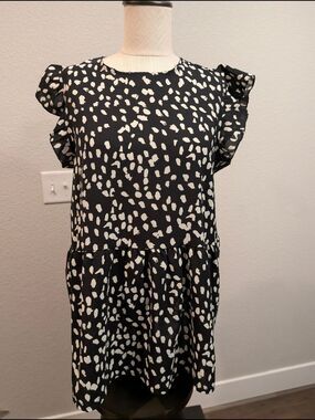 Hount Women's Sz M Black and White Printed Ruffle Sleeve Blouse Office Casual